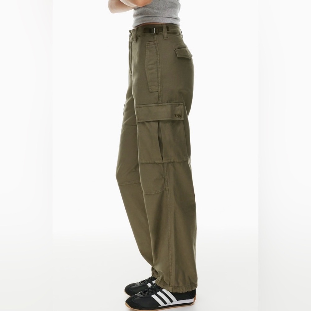 ✨Host pick✨Aritzia Army Green Cargo Pants for Women NWOT